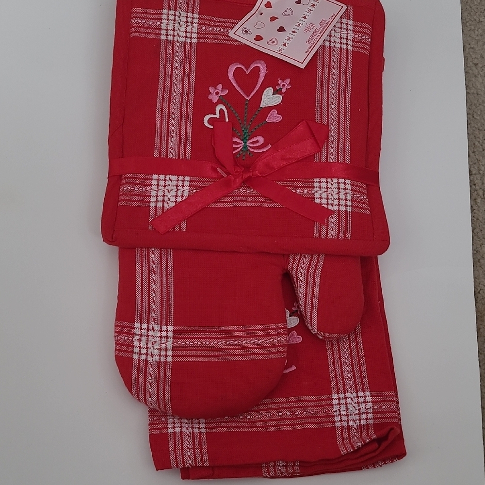 Red Heart Embroidered Kitchen Linen Set